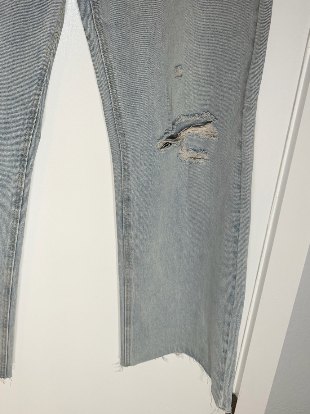 NWT: NUMERO Light Blue Distressed Straight-Leg Jeans Size 32 Waist - Picture 2 of 7